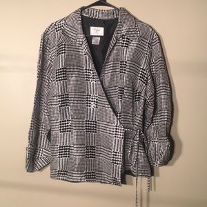 Vision Apparel - black and white envelope top 18W
